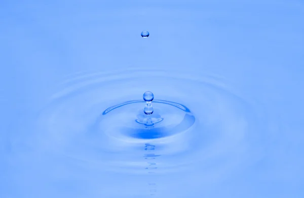 Drops of water fell into the water — Stock Photo, Image