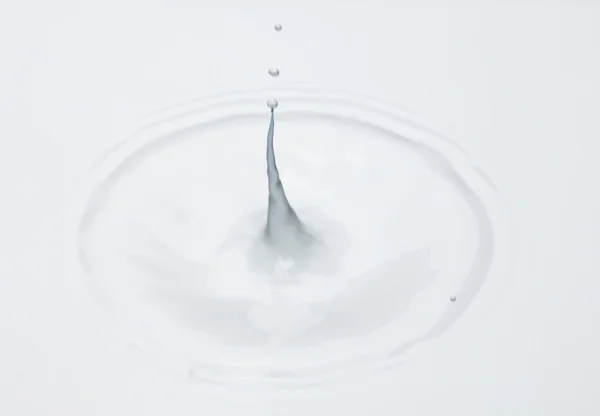 Druppels van melk viel in de melk — Stockfoto