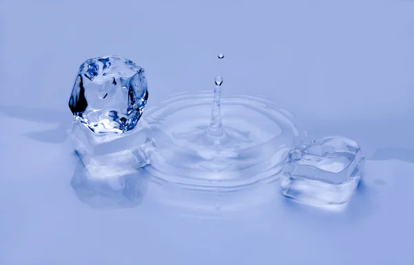 Gotas de água caíram na água — Fotografia de Stock