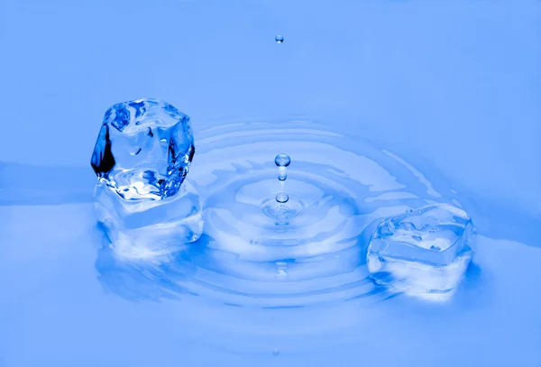 Gotas de agua cayeron al agua —  Fotos de Stock