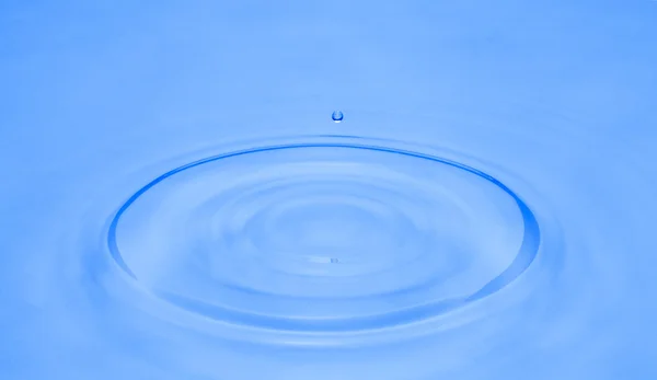 Drops of water fell into the water — Stock Photo, Image