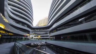 Dışarıda, Pekin, Çin'den gelen ziyaretçiler ile Galaxy soho