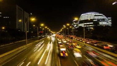 gece, Pekin, Çin'de tren karayolu trafiği farklı bir görünümü