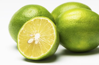 Beyaz arkaplanda taze limon