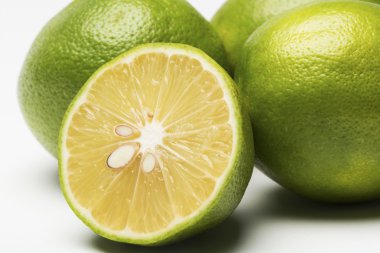 Beyaz arkaplanda taze limon