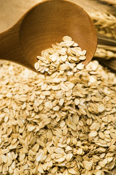 Avena en cuchara de madera —  Fotos de Stock