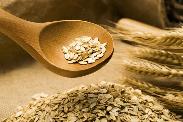 Avena en cuchara de madera —  Fotos de Stock