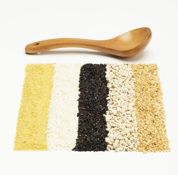 Mieszanego ryżu oraz drewniana łyżka — Zdjęcie stockowe