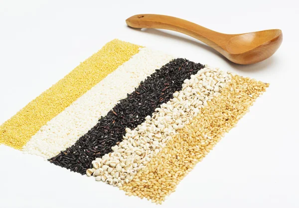Mieszanego ryżu oraz drewniana łyżka — Zdjęcie stockowe
