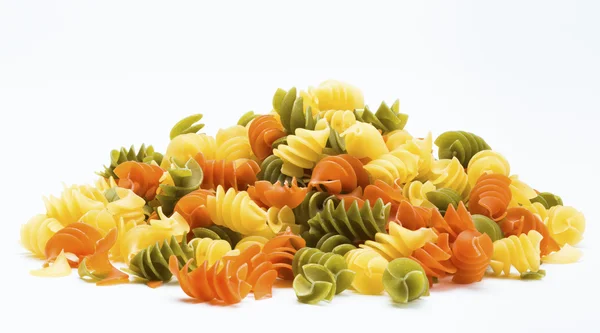 Tricolor Pasta Fusilli Haufen auf weißem Hintergrund — Stockfoto