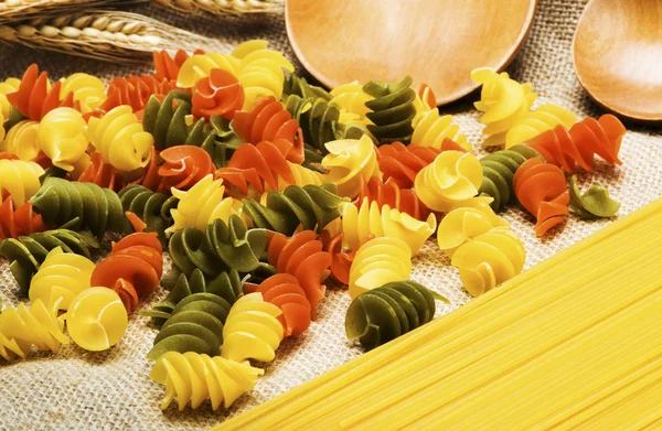 Spaghetti en tricolor fusilli — Stockfoto