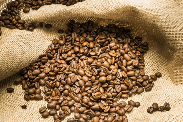 A zsákvászon szemes kávé — Stock Fotó