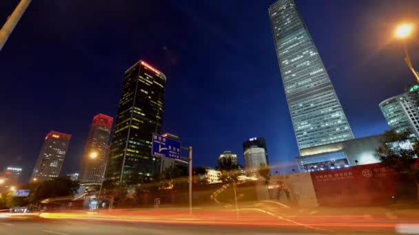 Traffico ed edifici a Guomao CBD di notte, Pechino, Cina — Video Stock