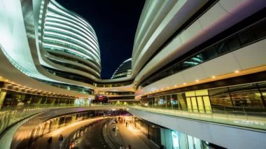 galaxy soho, gece, Pekin, Çin'de ziyaretçi