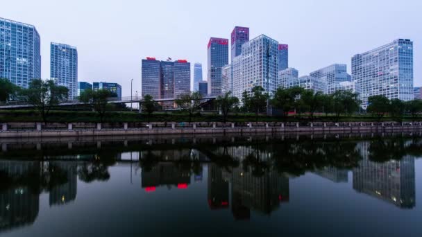 日の夜、トンホイ川と jianwai ソーホー、北京、中国から — ストック動画