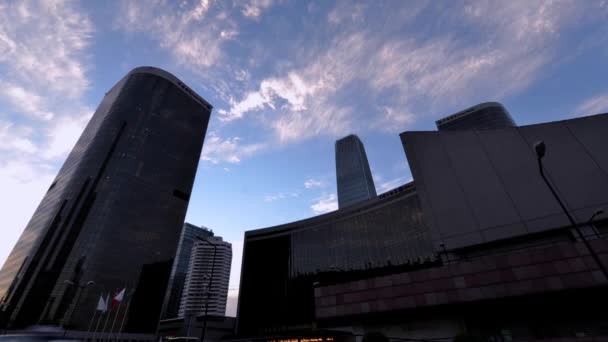 El rascacielos se eleva a las nubes, Guomao CBD, Beijing, China — Vídeo de stock