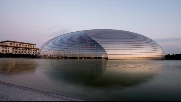 El día del Gran Teatro Nacional (Centro Nacional de Artes Escénicas de Beijing) en Beijing, China — Vídeo de stock