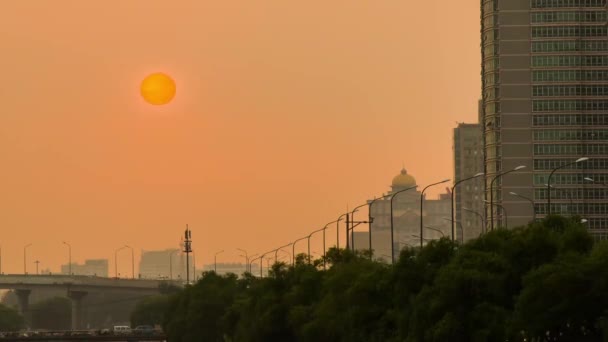 En tid förflutit över solnedgången över tonghui floden, beijing, Kina — Stockvideo