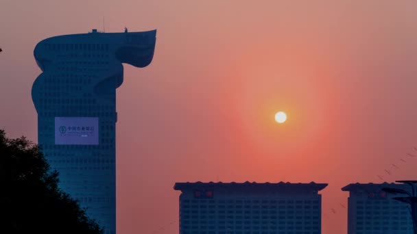 Een time-lapse van de ondergaande zon op Olympisch park, beijing, china — Stockvideo