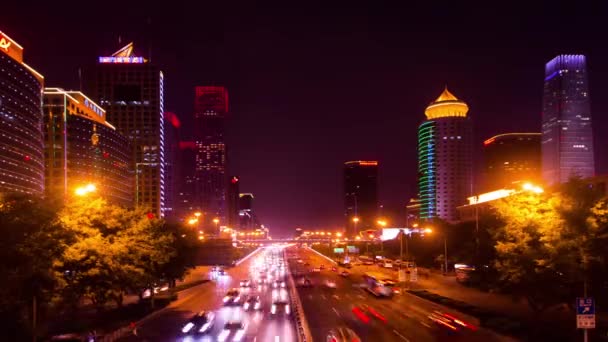 Mire hacia abajo en el tráfico en Guomao CBD en la noche, Beijing, China — Vídeo de stock