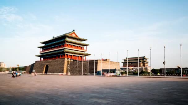 Al sur de la Plaza Tian 'anmen cerca de Qianmen, Beijing, China — Vídeos de Stock