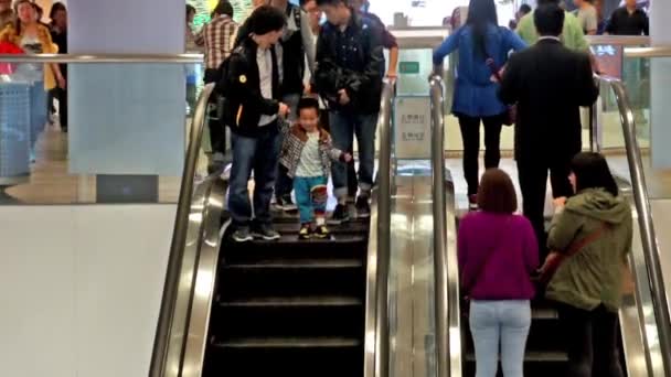 Clientes en la escalera mecánica arriba y abajo, Plaza Oriental, Wangfujing, Beijing, China — Vídeos de Stock