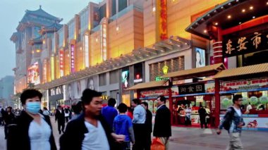 İnsanlar sokakta yürürken dusk, Pekin, Çin wangfujing roam