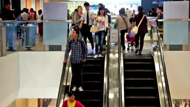 Clientes en la escalera mecánica en Oriental Plaza, Wangfujing, Beijing, China — Vídeos de Stock