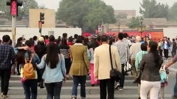 Tisíce návštěvníků jít na ulici nanluogu, Peking, Čína — Stock video