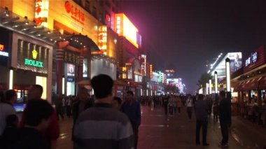 önünde dong'an Pazar gecesi, Pekin, Çin'de sokakta yürürken wangfujing boyunca