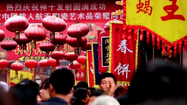Το άτομο που κρατά μπάρμπεκιου αφήνει σνακ wangfujing street, Πεκίνο, Κίνα — Αρχείο Βίντεο
