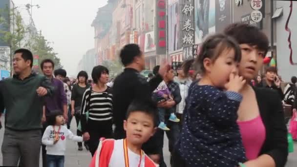 休暇中に、人々 は王府井歩行者専用通り、北京、中国を歩き回る — ストック動画