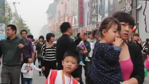 Durante las vacaciones, la gente vaga por la calle peatonal Wangfujing, Beijing, China — Vídeo de stock