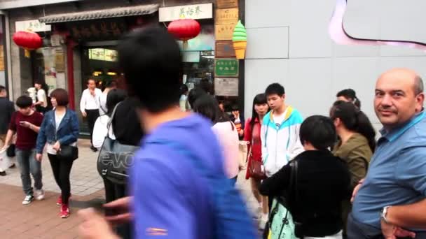 Massor av besökare i kö utanför te butiken för glass, gågatan wangfujing, beijing, Kina — Stockvideo