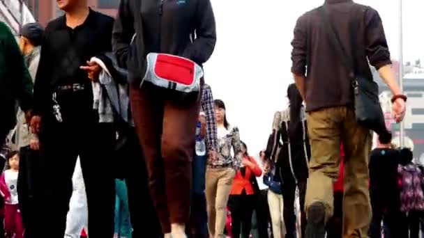 Os visitantes vagueiam pela Wangfujing Walking Street, Pequim, China — Vídeo de Stock