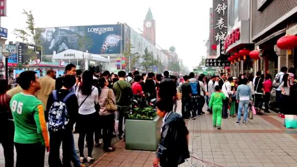 Massor av besökare i kö utanför te butik, gågatan wangfujing, beijing, Kina — Stockvideo