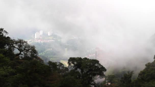 Roztacza się widok na panoramę miasta postaci genting, Malezja — Wideo stockowe