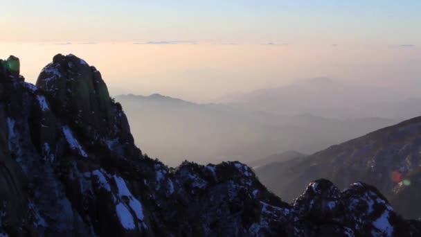 黄色の山、安徽省、中国の雲の海と山 — ストック動画