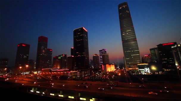 밤, 베이징, 중국에서 제 3 순환도로 따라 궈 도심 파노라마 — 비디오