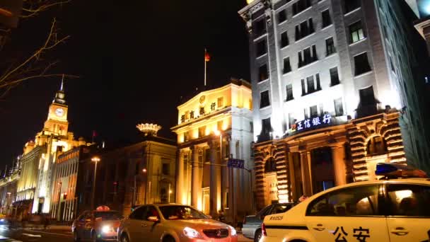 到了晚上，中国上海交通和历史建筑 — 图库视频影像