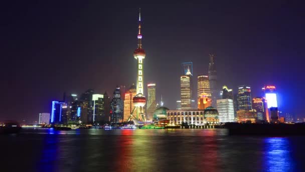 Shanghai bund historiska plats och trafik på natten, Kina — Stockvideo