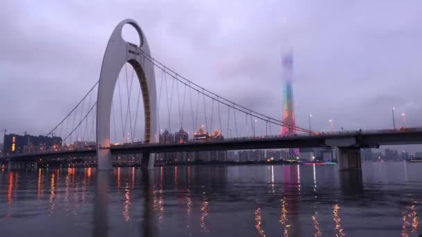 Z dnia na noc, liede most i wieża guangzhou, guangdong, Chiny — Wideo stockowe