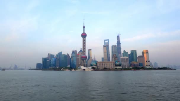 De día a noche, la vista del río Huangpu y el barco, Shanghai, China — Vídeos de Stock