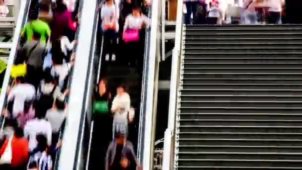 Insanlar Yürüyen merdivenler ve merdiven — Stok video