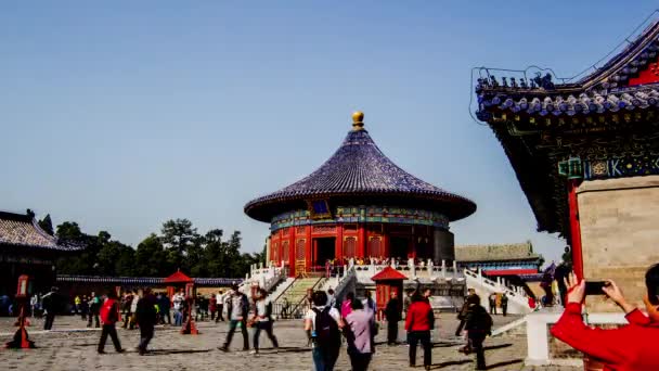 La gente toma fotos en Echo Wall, El Templo del Cielo, Beijing, China — Vídeo de stock