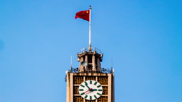 De clock tower en de vlag in Peking, china — Stockvideo