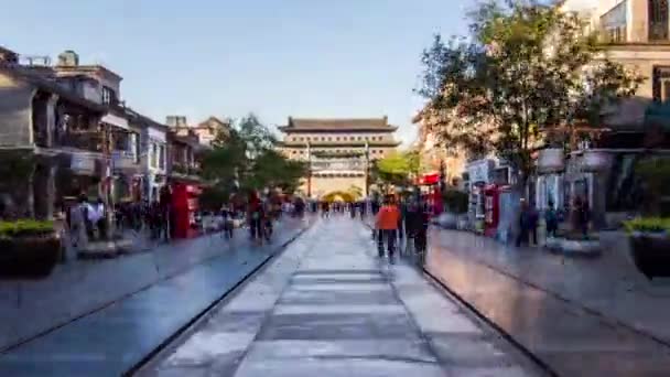 Camminando sulla linea centrale di Qianmen Avenue, Pechino, Cina — Video Stock