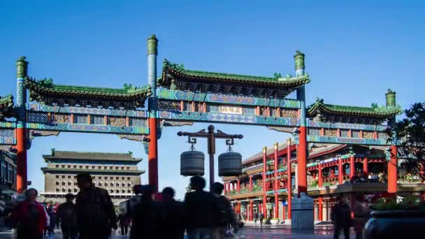 Los visitantes caminan en la avenida Front Gate en un día soleado, Beijing, China — Vídeo de stock