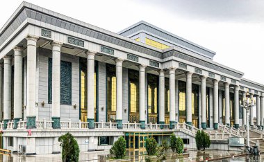 Geernu şehrindeki caminin dışı.