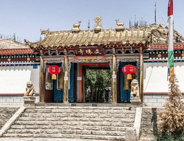 Wenshu Dağı Grottoes Jiuquan şehrinin tarihi manzarasında
